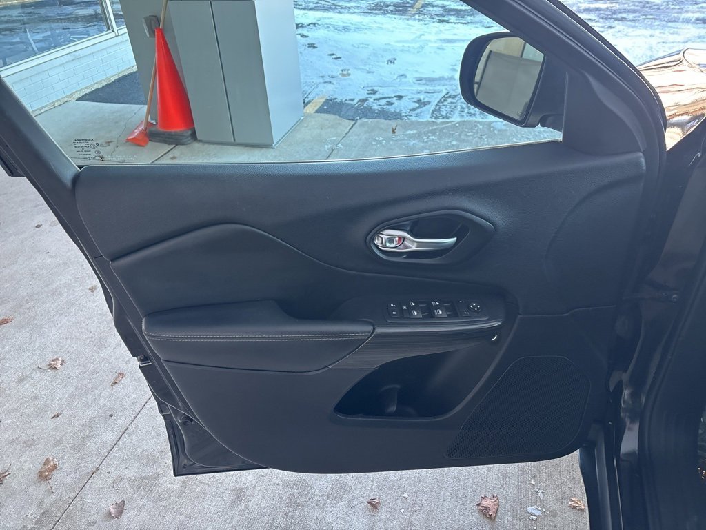 Used 2016 Jeep Cherokee Limited image 6