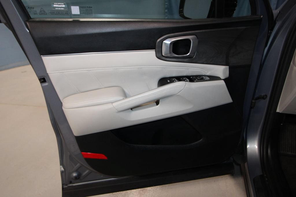 Used 2025 Kia Sorento SX AWD/4WD image 5