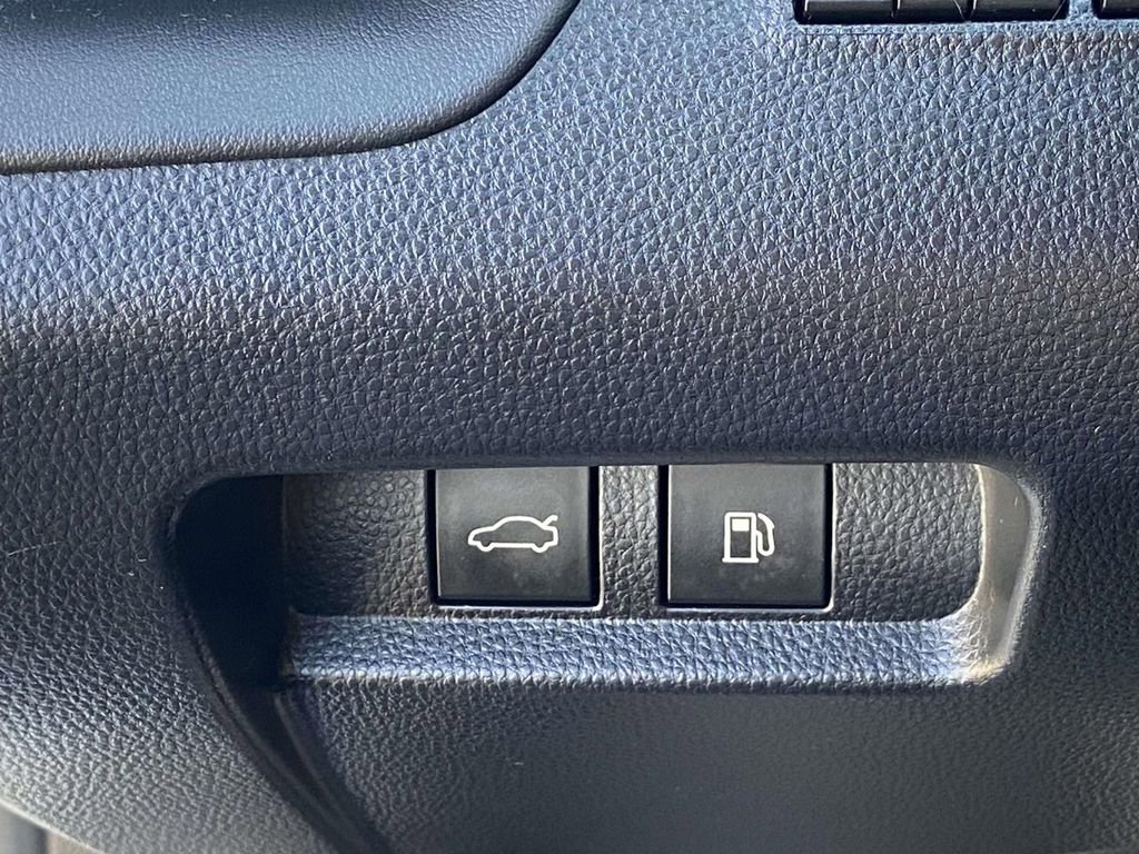 Used 2023 Toyota Crown Limited image 31