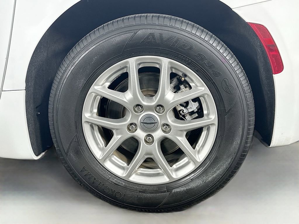 Used 2024 Chrysler Pacifica Touring-L image 35