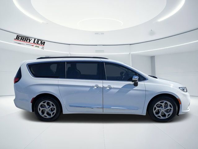 Used 2023 Chrysler Pacifica Limited FWD image 2