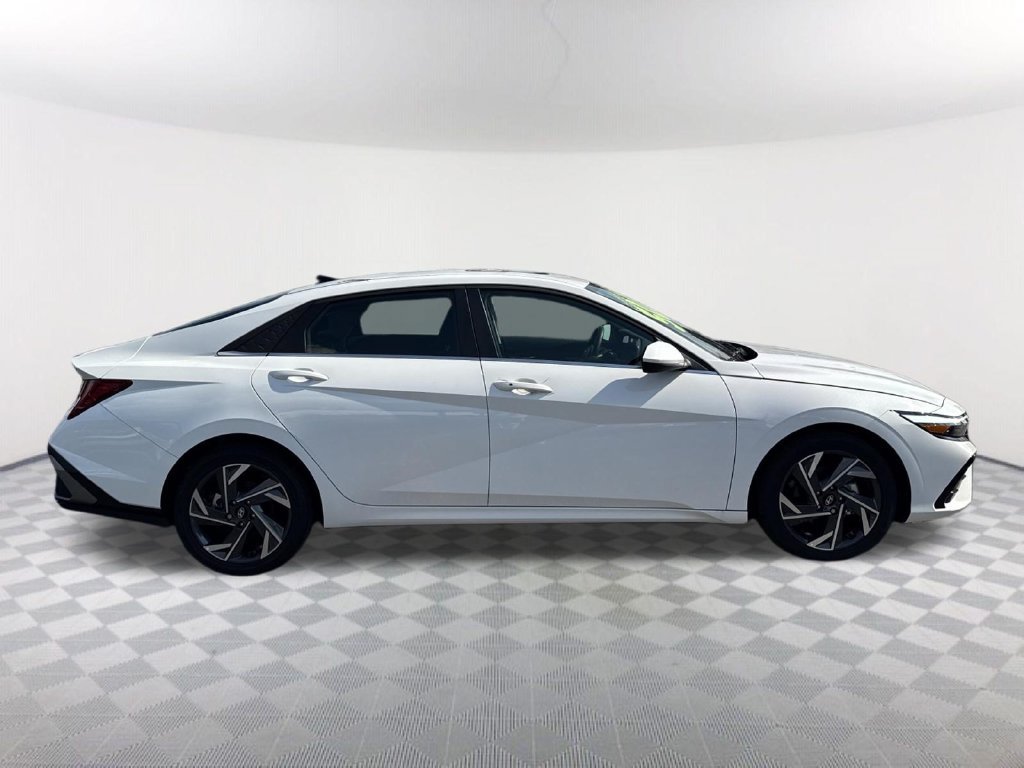Used 2025 Hyundai Elantra SEL FWD image 4