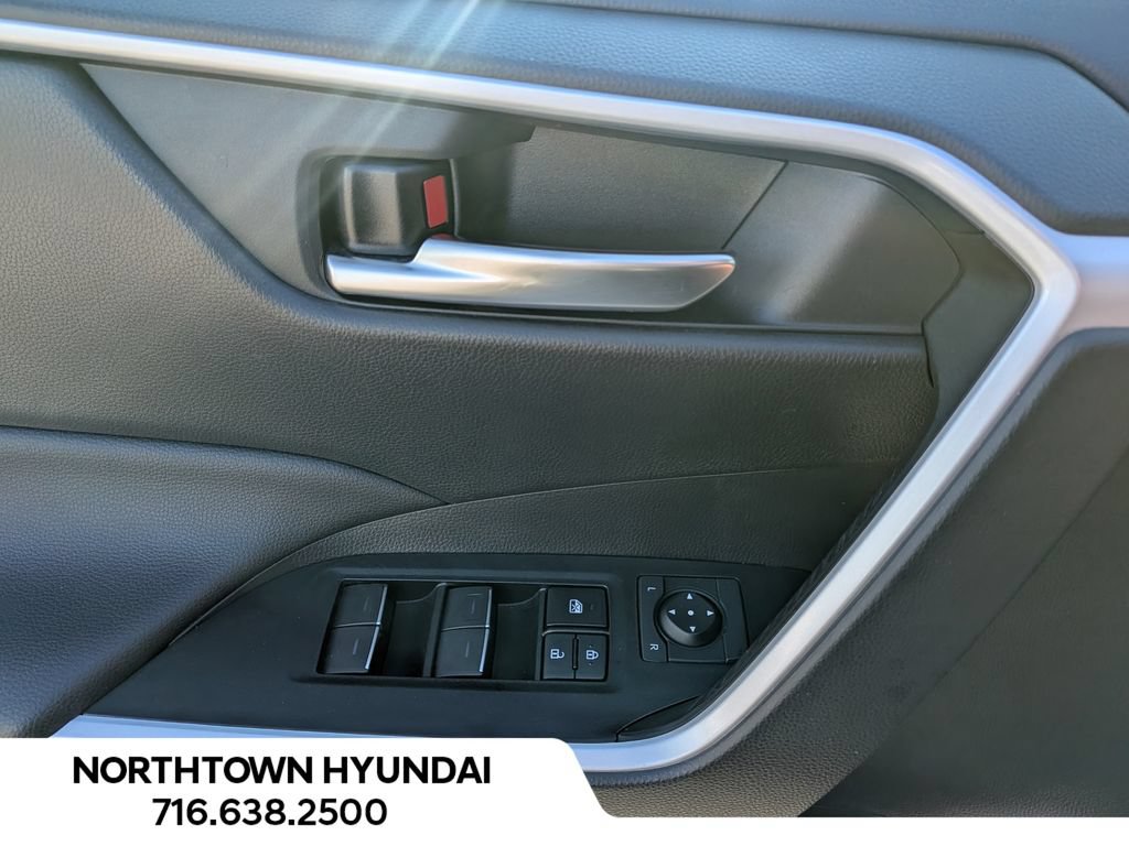 Used 2025 Toyota RAV4 XLE AWD/4WD image 28