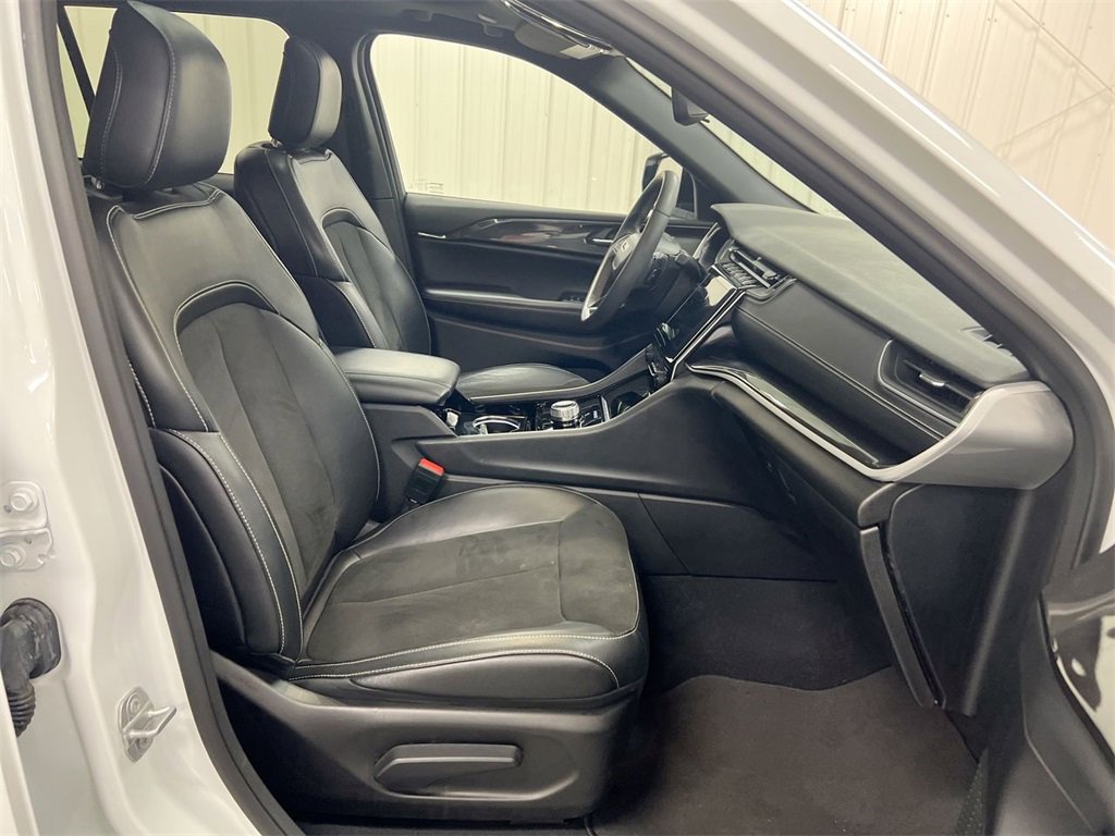 Used 2023 Jeep Grand Cherokee Altitude image 22