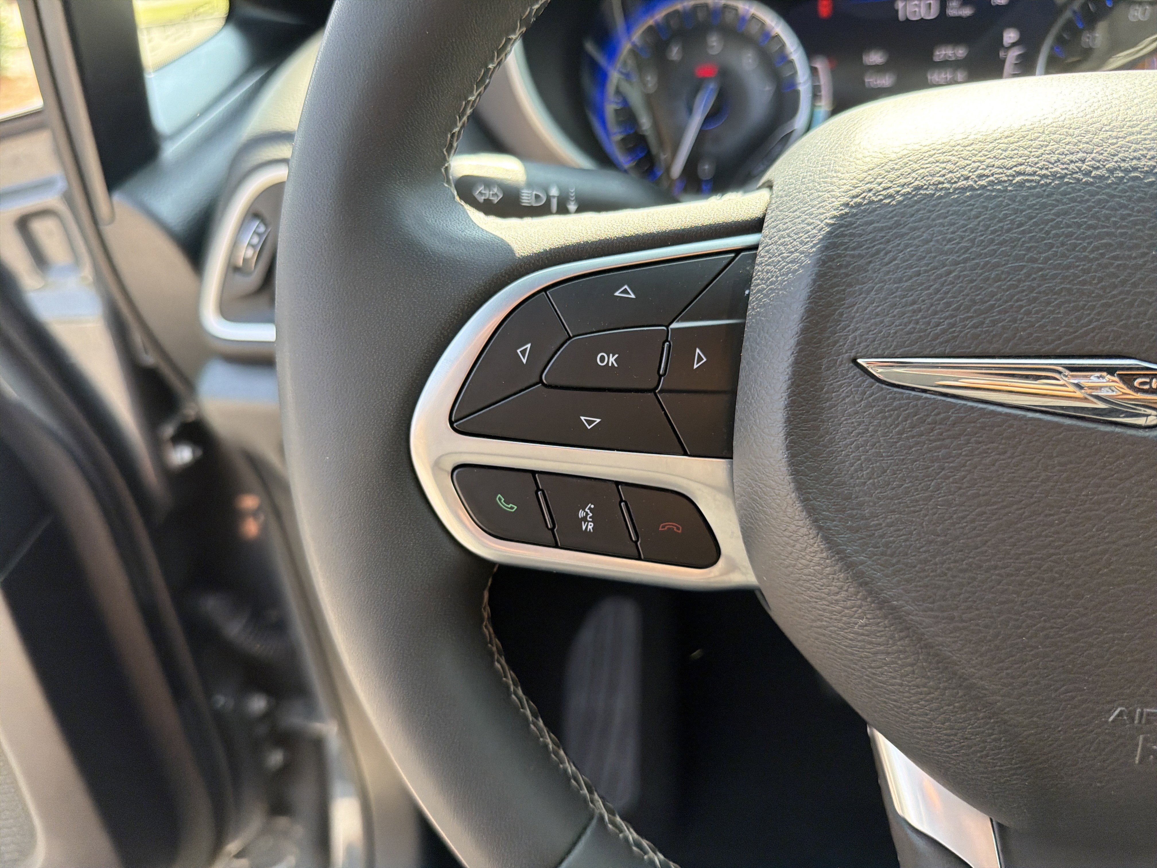 Used 2025 Chrysler Pacifica Select image 10