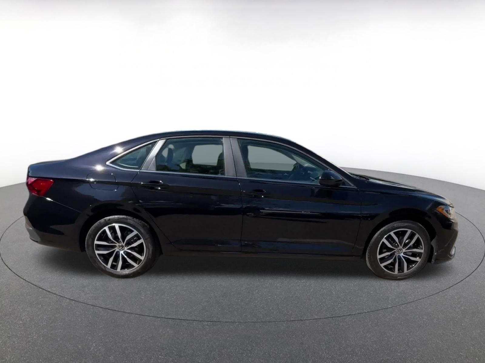 Used 2025 Volkswagen Jetta SE image 16