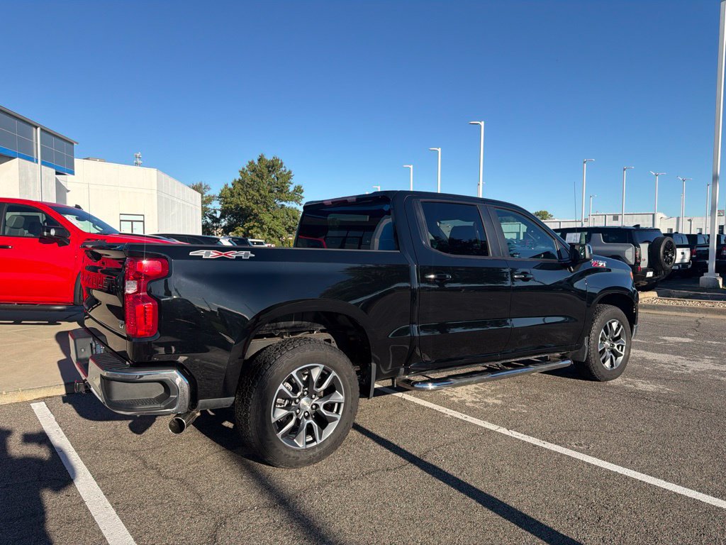 Used 2022 Chevrolet Silverado 1500 LT AWD/4WD image 2