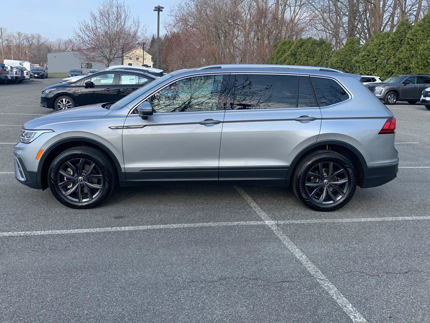 Used 2024 Volkswagen Tiguan SE w/ Panoramic Sunroof Package image 2