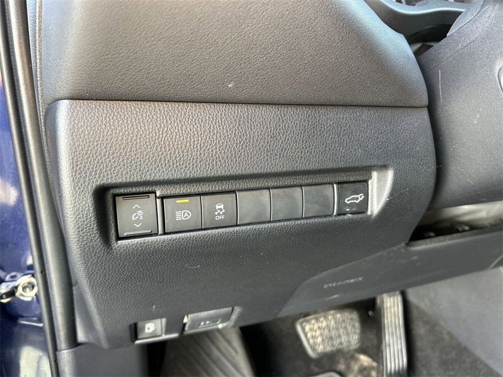 Used 2021 Toyota Venza LE image 17