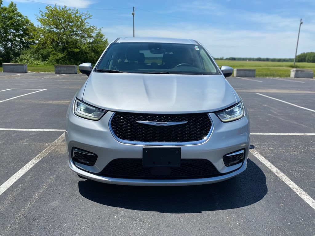 Used 2023 Chrysler Pacifica Touring-L FWD image 2