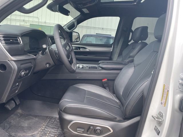Used 2025 Jeep Wagoneer Series II AWD/4WD image 2