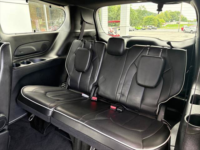 Certified 2025 Chrysler Pacifica Limited FWD image 14