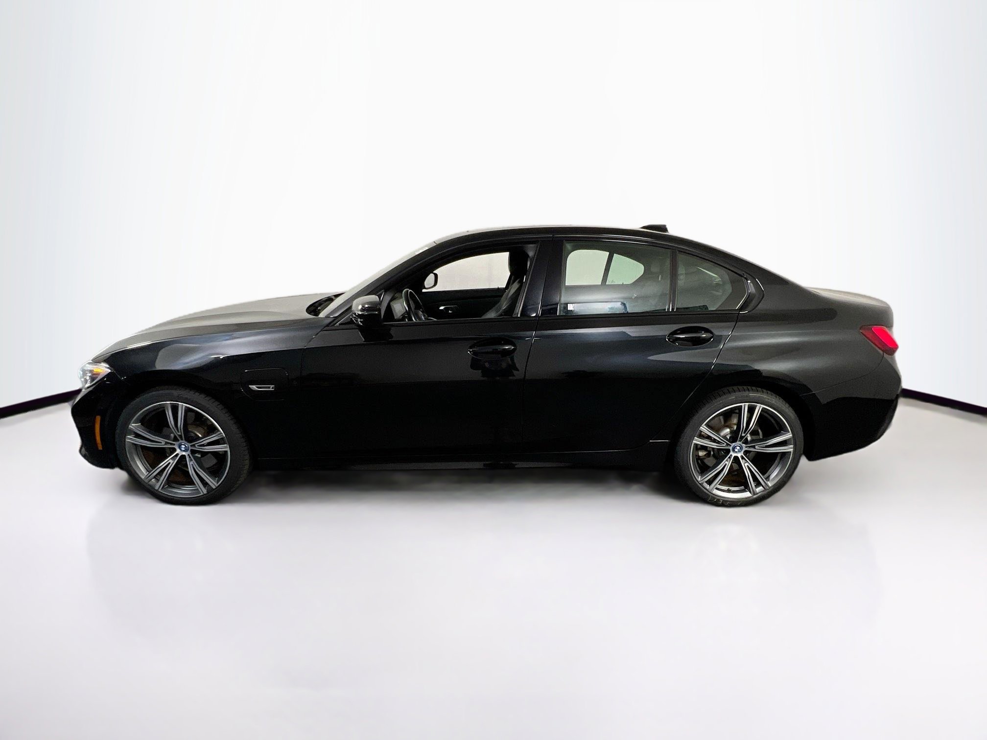 Used 2022 BMW 330e xDrive w/ Premium Package image 8
