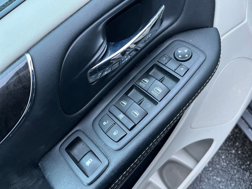 Used 2016 Chrysler Town & Country Touring w/ Driver Convenience Group image 11