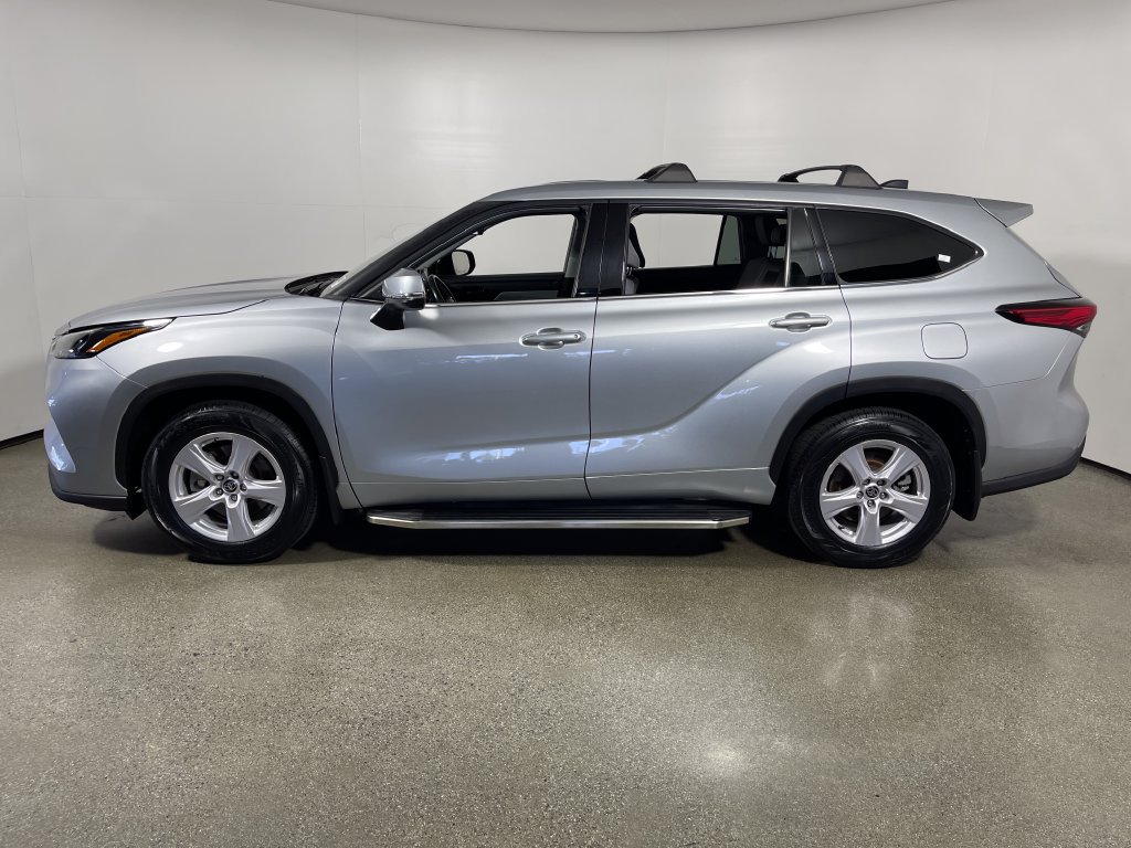 Used 2022 Toyota Highlander LE AWD/4WD image 6