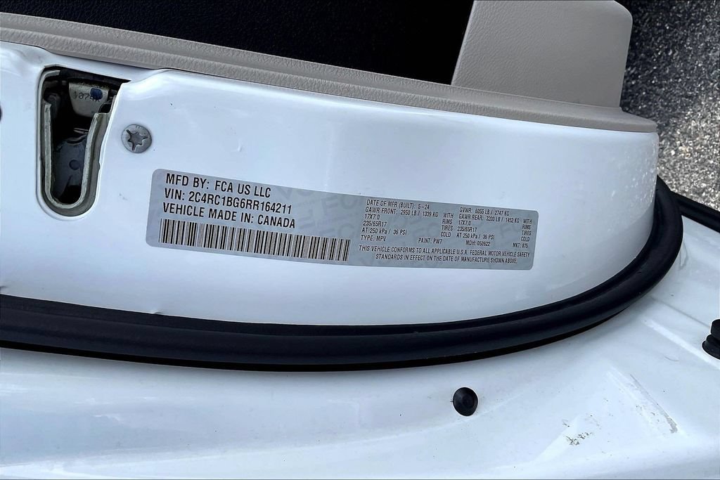 Used 2024 Chrysler Pacifica Touring-L FWD image 22
