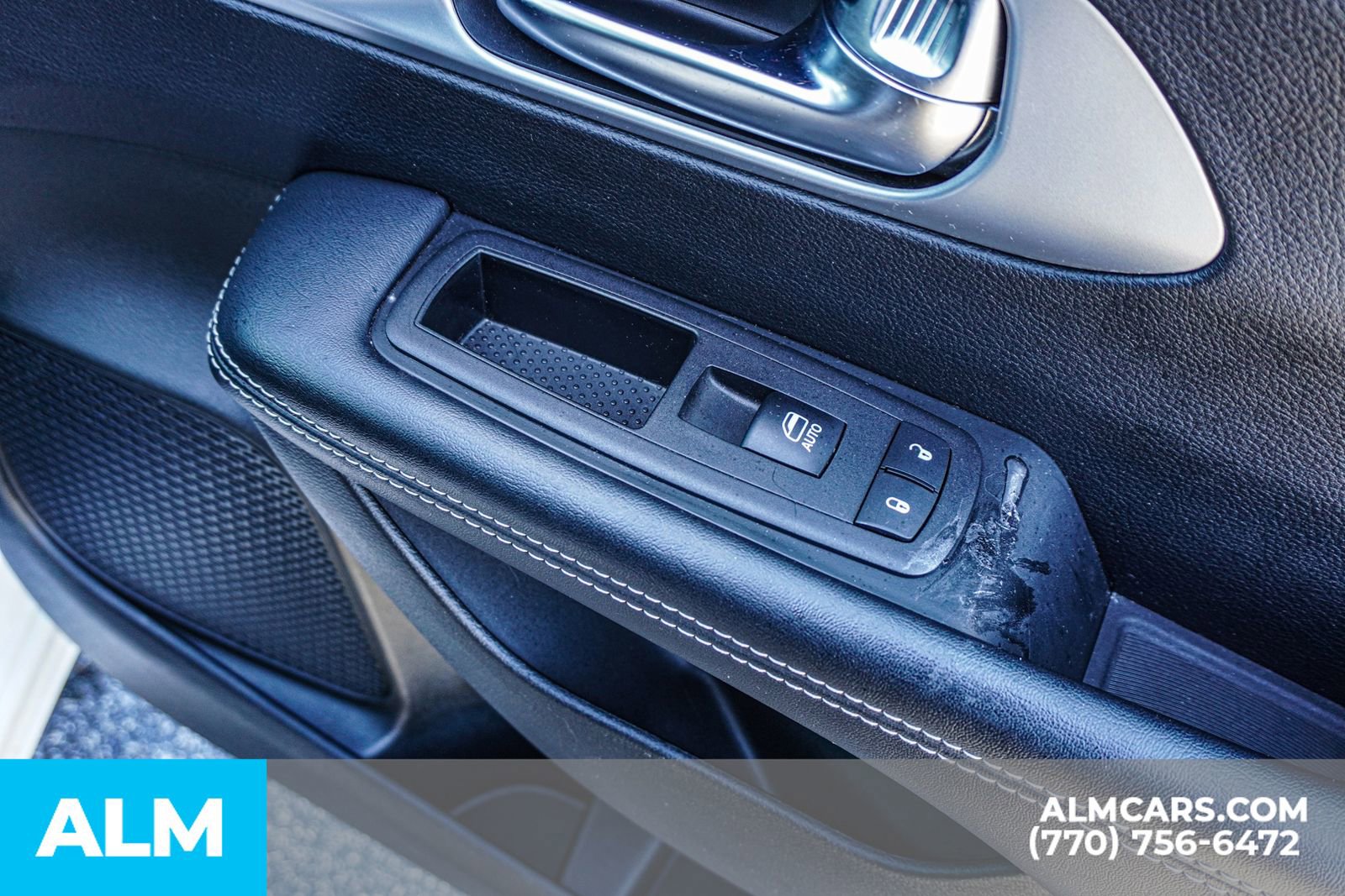 Used 2025 Chrysler Pacifica Limited image 30