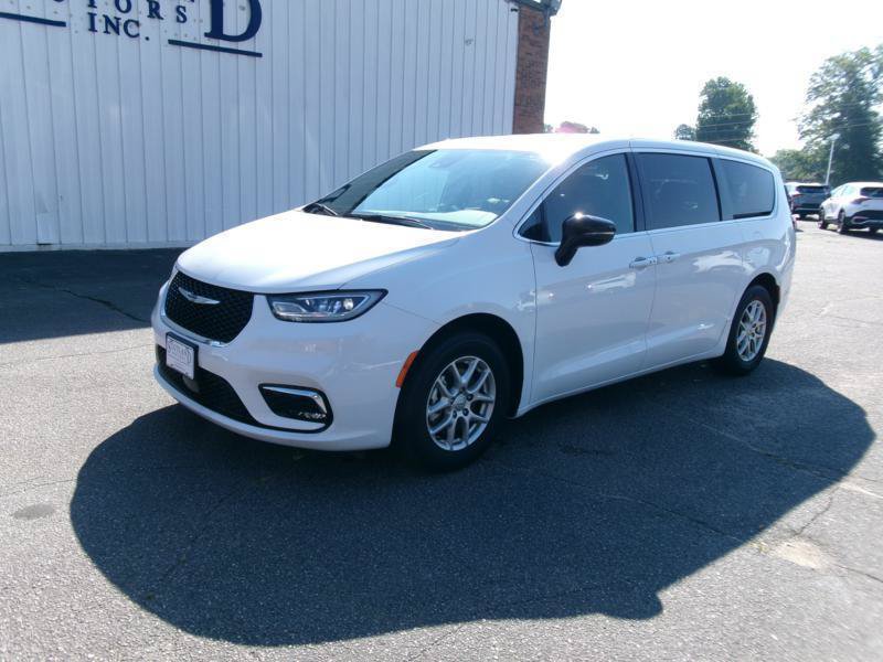 Used 2025 Chrysler Pacifica Select FWD image 2