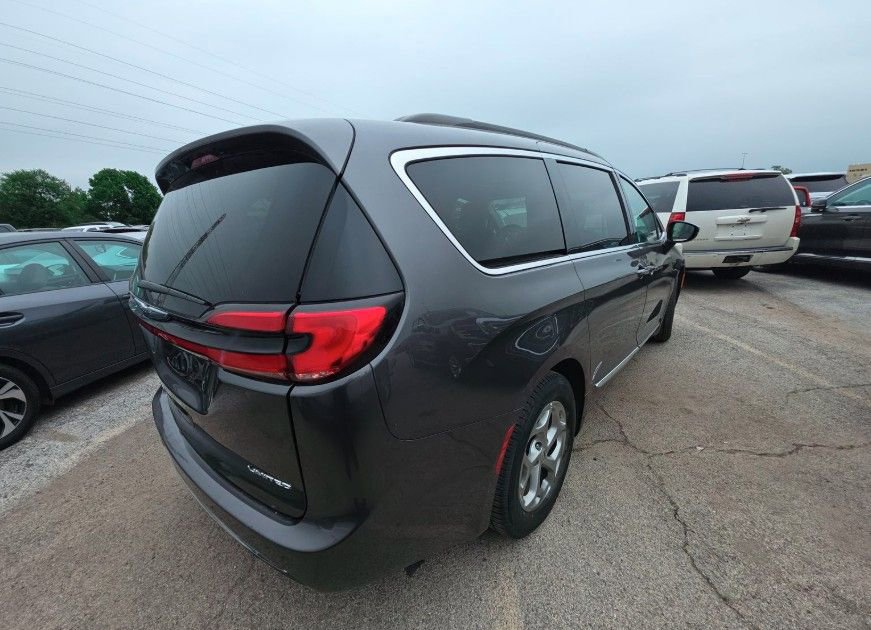 Used 2023 Chrysler Pacifica Limited FWD image 3