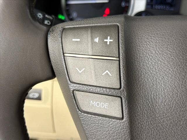 Used 2013 Lexus LX 570 4WD w/ Luxury Pkg w/Pre-crash image 27