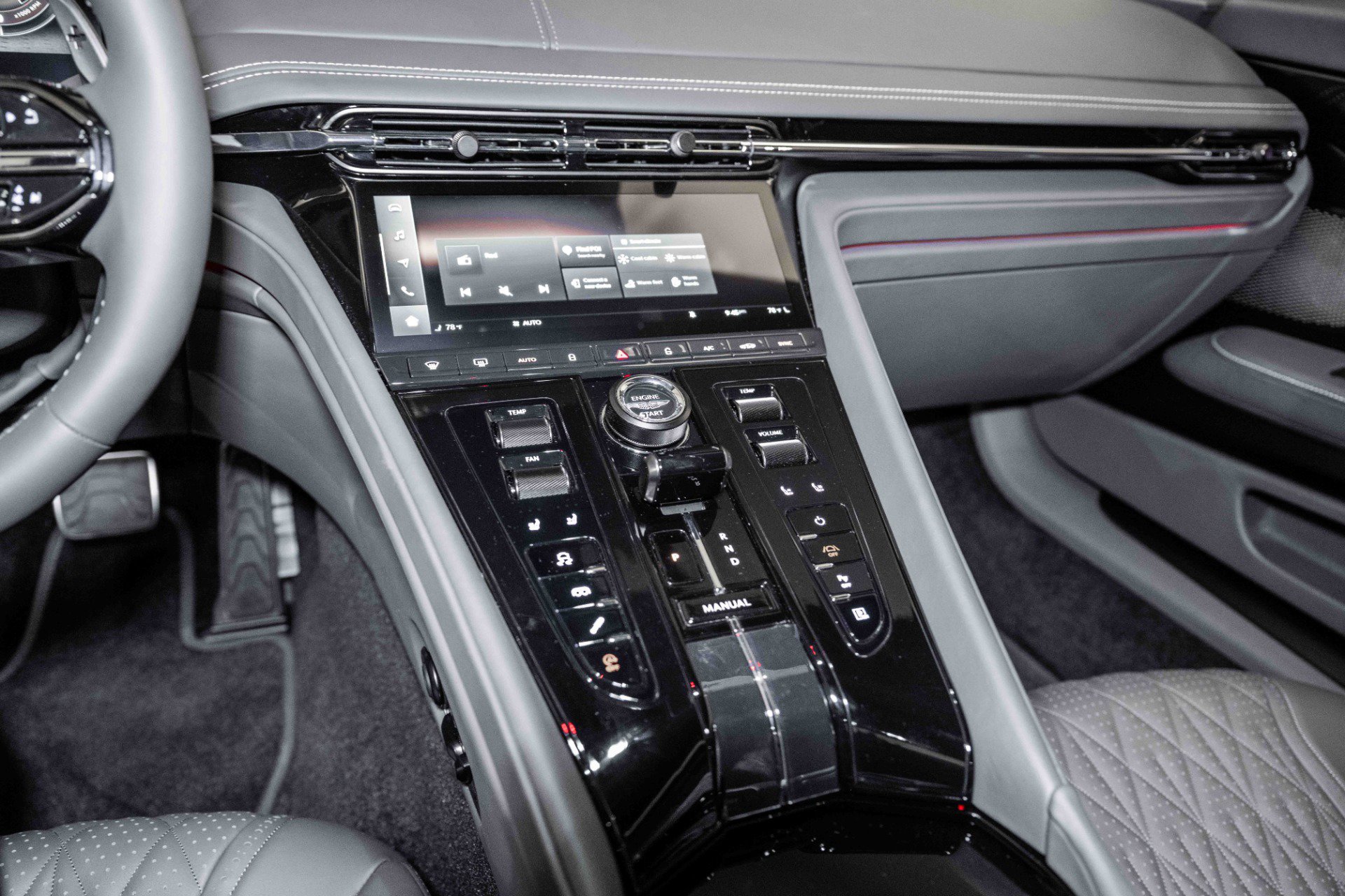 Used 2024 Aston Martin DB12 Coupe image 21