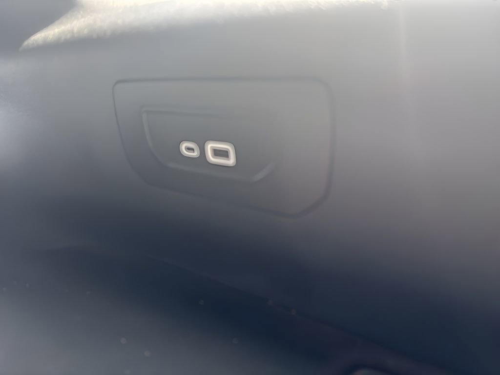 Used 2024 Jeep Grand Cherokee L Limited w/ Black Appearance Package image 11