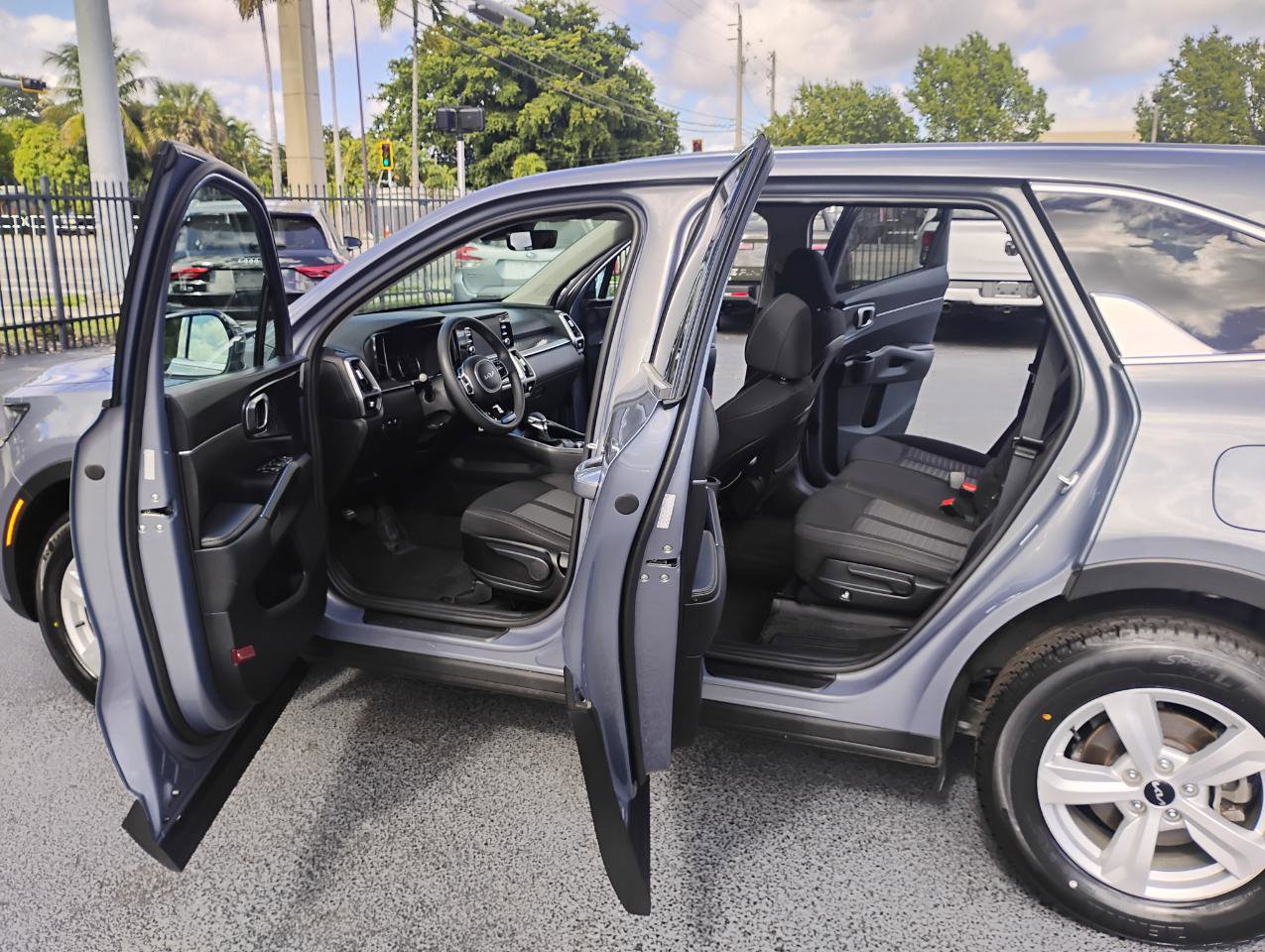 Used 2023 Kia Sorento LX FWD image 5