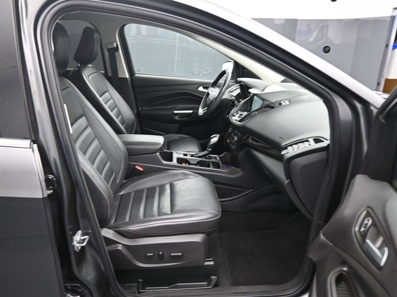 Used 2019 Ford Escape Titanium FWD image 9