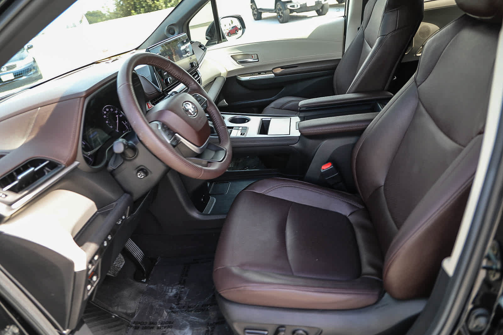 Used 2024 Toyota Sienna Platinum AWD/4WD image 17