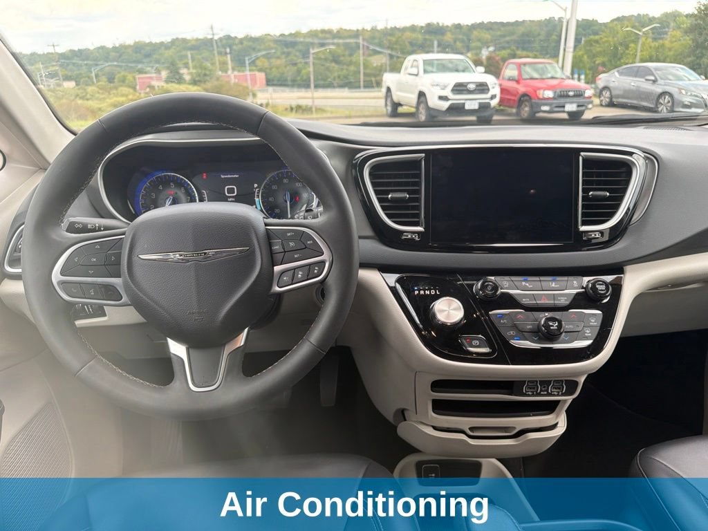 Used 2024 Chrysler Pacifica Touring-L FWD image 11