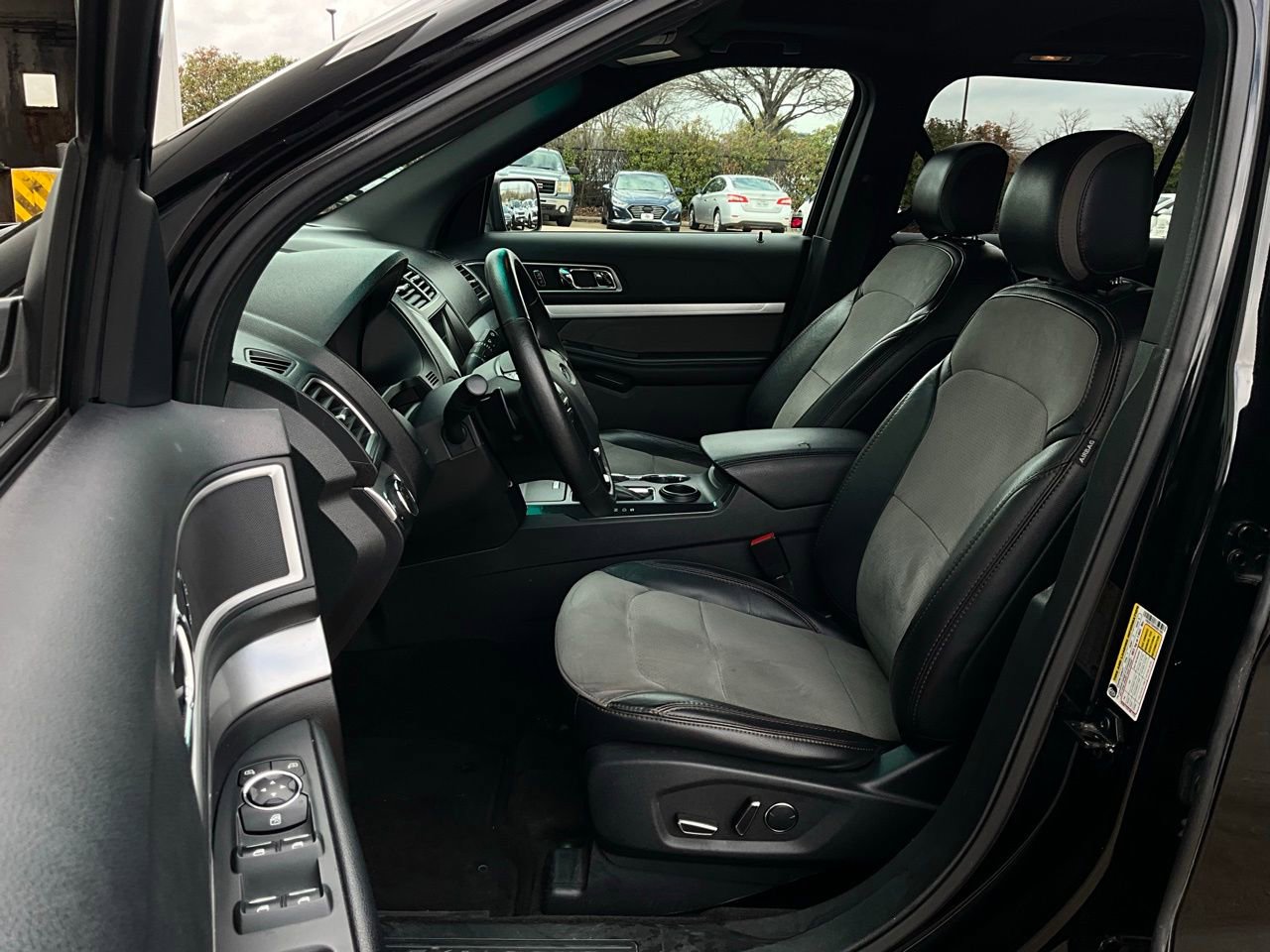 Used 2017 Ford Explorer XLT w/ Equipment Group 202A image 10
