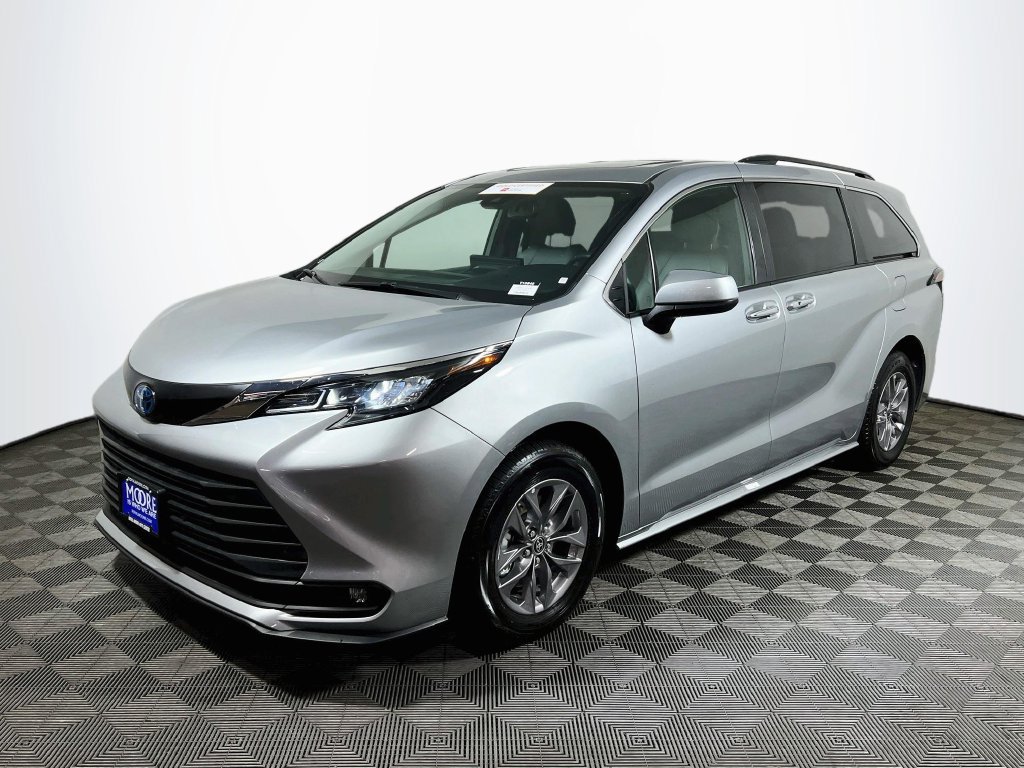Certified 2025 Toyota Sienna XLE FWD image 3