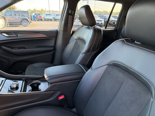 New 2025 Jeep Grand Cherokee Altitude image 9