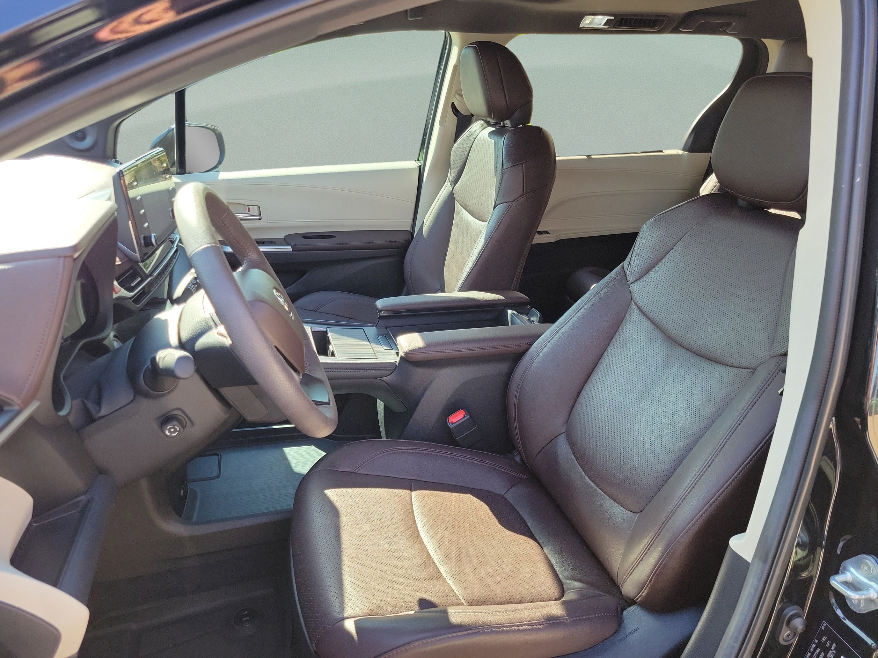 Certified 2024 Toyota Sienna Platinum FWD image 9