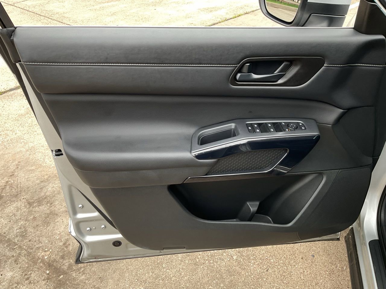 Used 2025 Nissan Pathfinder SV FWD image 12