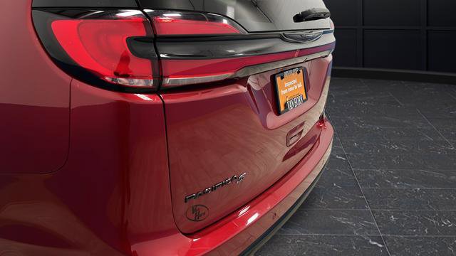 Used 2025 Chrysler Pacifica Limited image 35