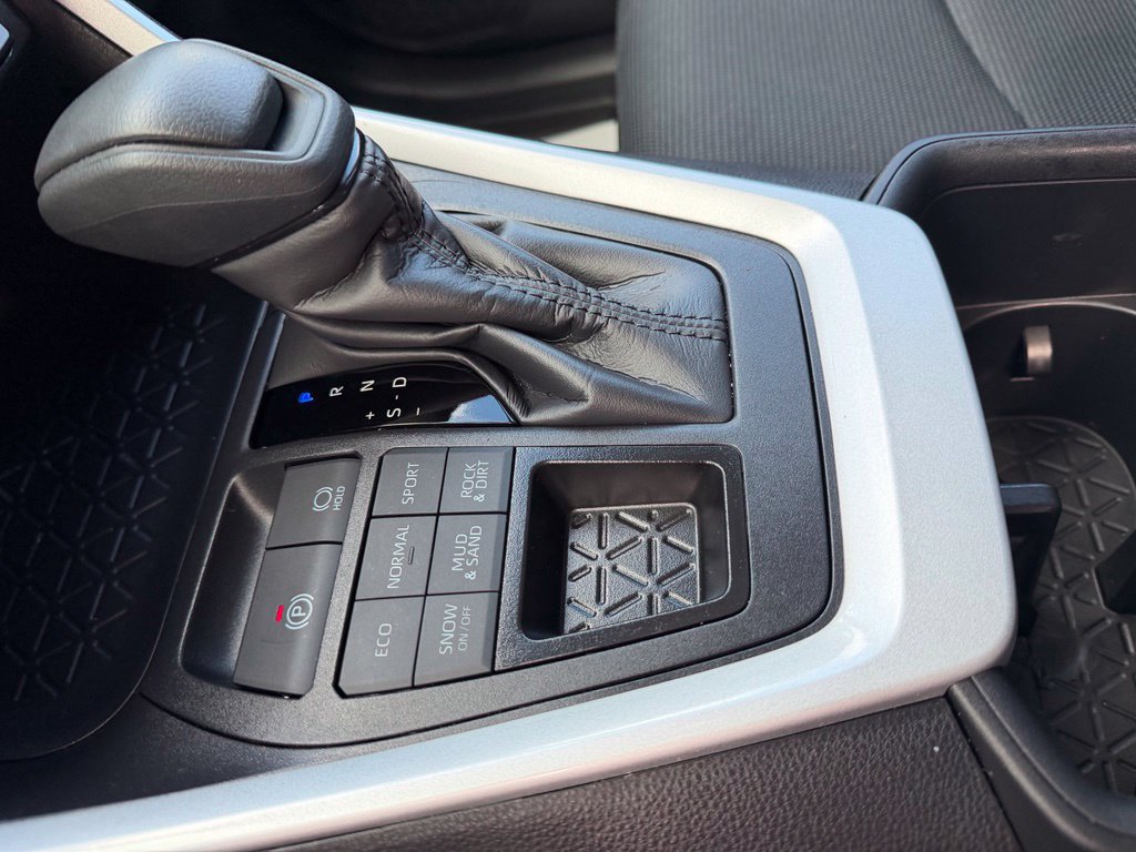 Used 2025 Toyota RAV4 LE AWD/4WD image 20