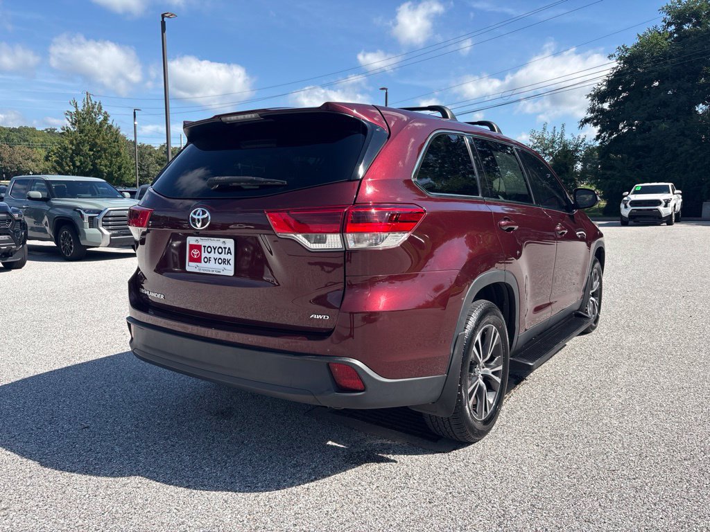 Used 2019 Toyota Highlander LE AWD/4WD image 3