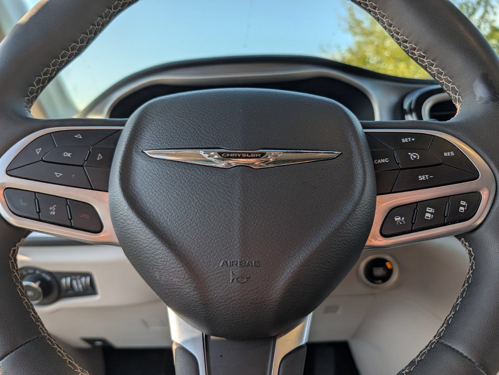 Used 2023 Chrysler Pacifica Touring-L FWD image 29