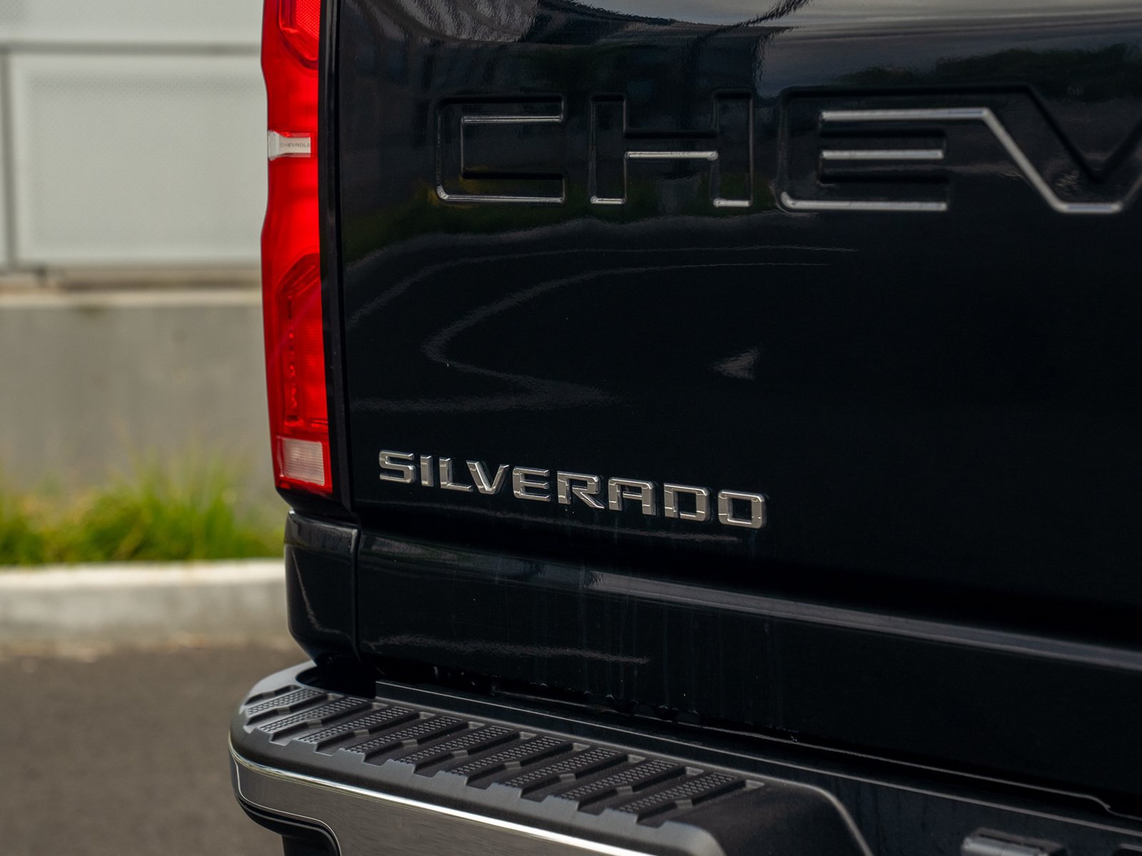 Used 2024 Chevrolet Silverado 3500 LTZ w/ LTZ Convenience Package AWD/4WD image 9