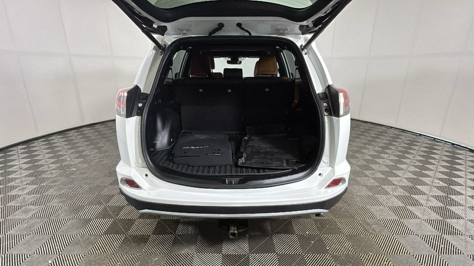 Used 2018 Toyota RAV4 SE w/ Power Extra Value Package AWD/4WD image 30