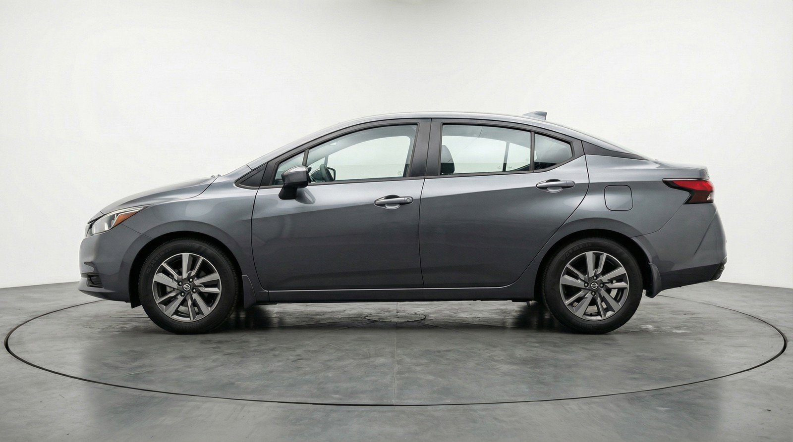 Used 2025 Nissan Versa SV image 5