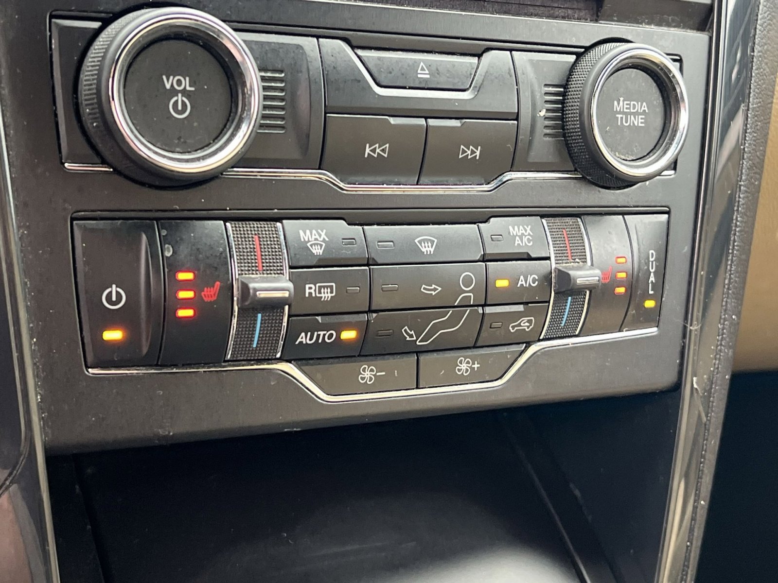 Used 2017 Ford Explorer XLT w/ Equipment Group 202A AWD/4WD image 28