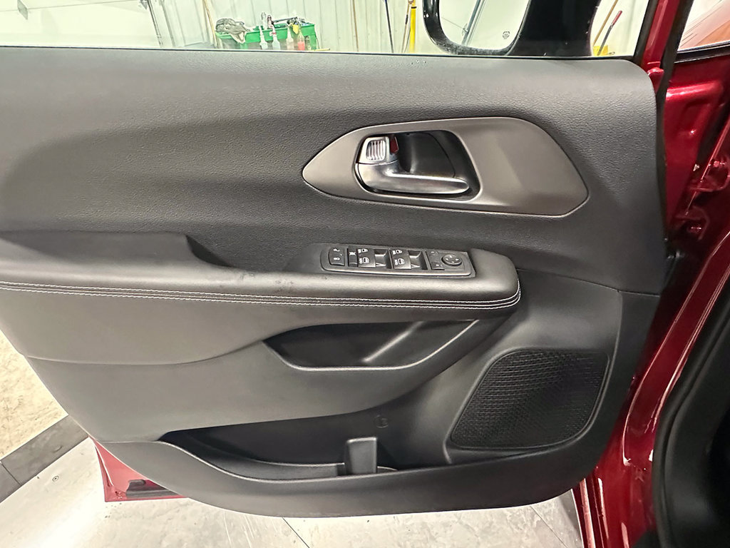 Used 2027 Chrysler Pacifica LX FWD image 21