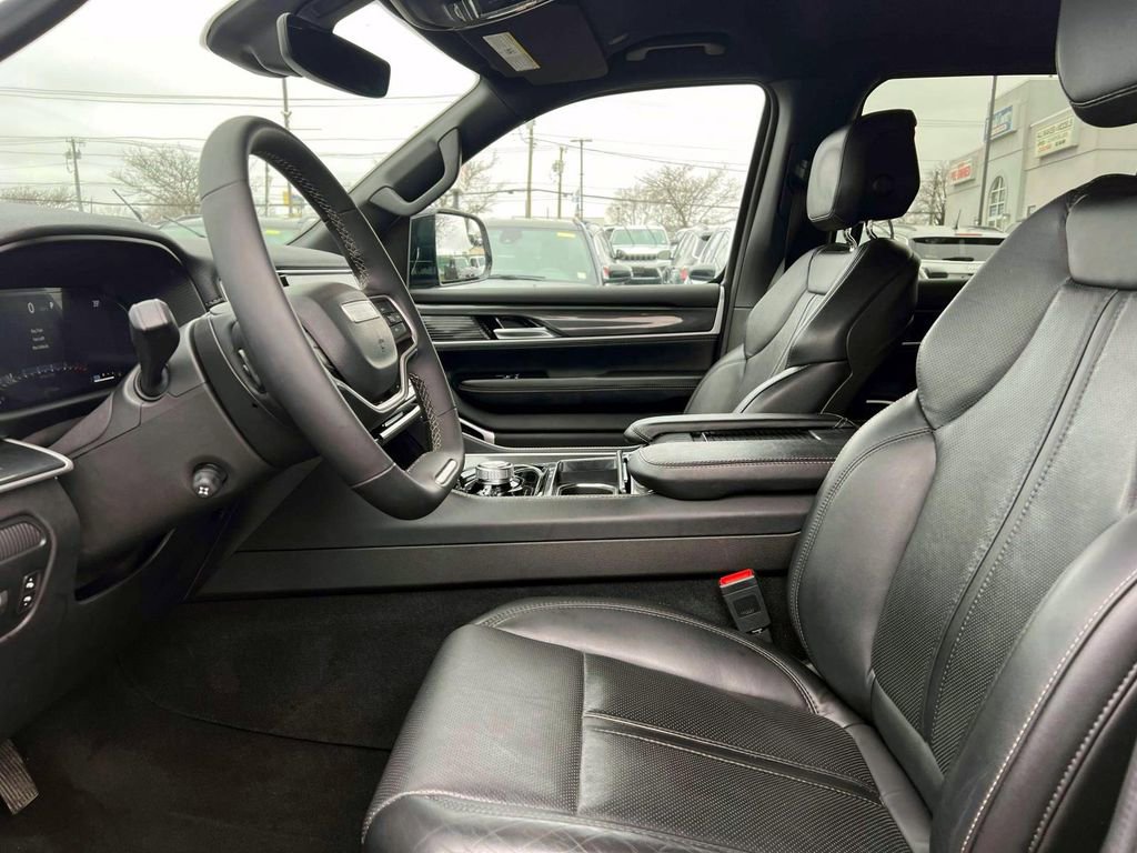 Used 2023 Jeep Wagoneer 4WD image 16