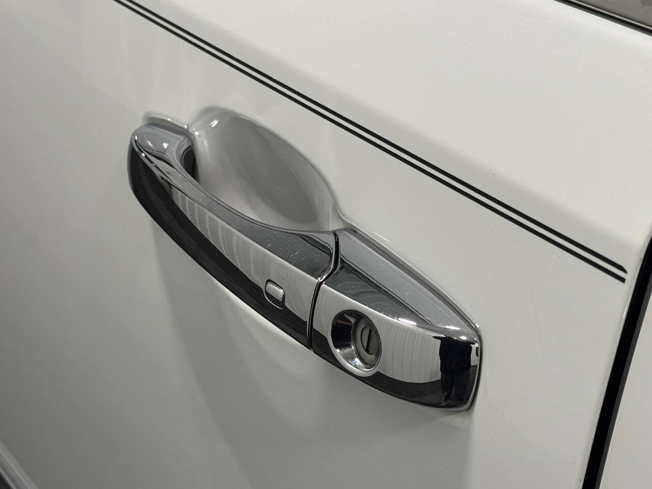 Used 2015 Chrysler Town & Country Touring-L w/ Driver Convenience Group image 7