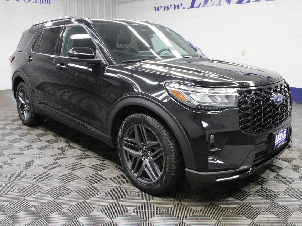 Used 2025 Ford Explorer ST AWD/4WD image 3