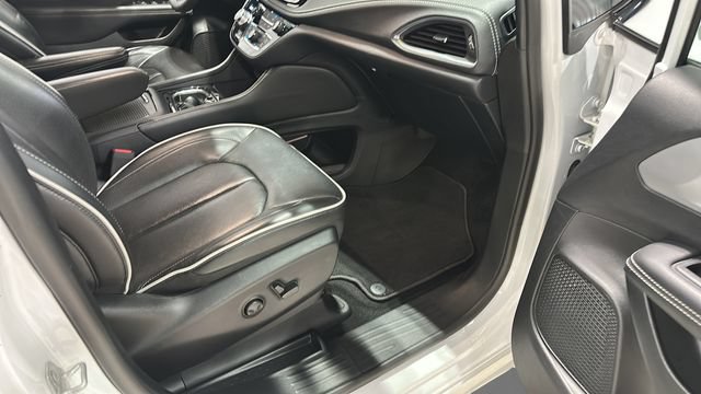 Used 2025 Chrysler Pacifica Limited FWD image 32