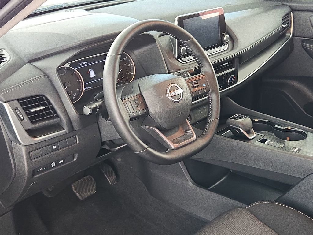 Used 2025 Nissan Rogue SV image 16