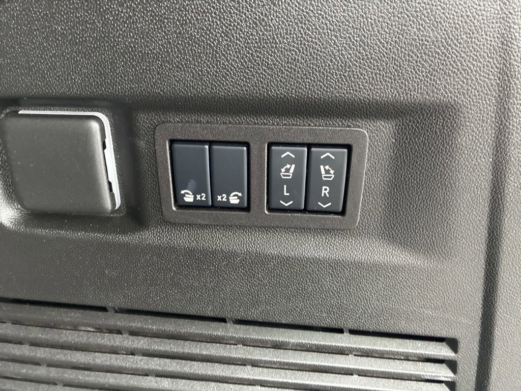 Used 2025 GMC Yukon Denali image 32